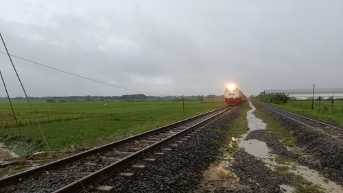 Jalur KA Tegowanu - Brumbung Aman Dilalui Usai Genangan Surut dan Dilakukan Penanganan Tim Daop 4, Perjalanan KA Normal Kembali. Sumber : viralsumsel.com