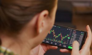 Harga Emas (XAU USD) 16 Februari 2026 Stabil di 4.993, Pasar Tunggu Sinyal The Fed. Foto : viralsumsel.com