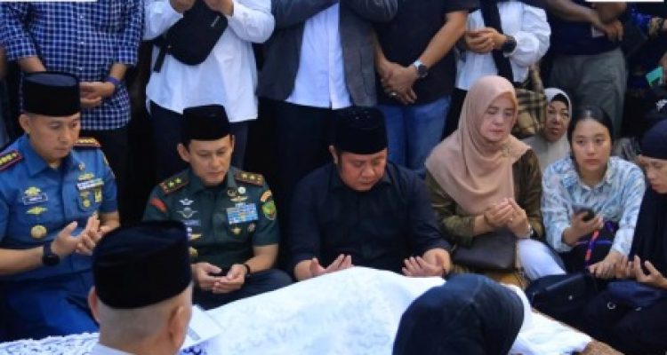 Sumsel Berduka, Herman Deru Pimpin Pelepasan Jenazah Alex Noerdin Secara Kedinasan
