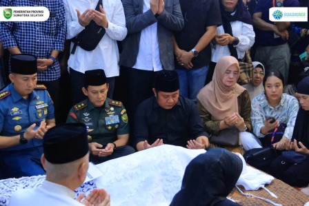 Sumsel Berduka, Herman Deru Pimpin Pelepasan Jenazah Alex Noerdin Secara Kedinasan