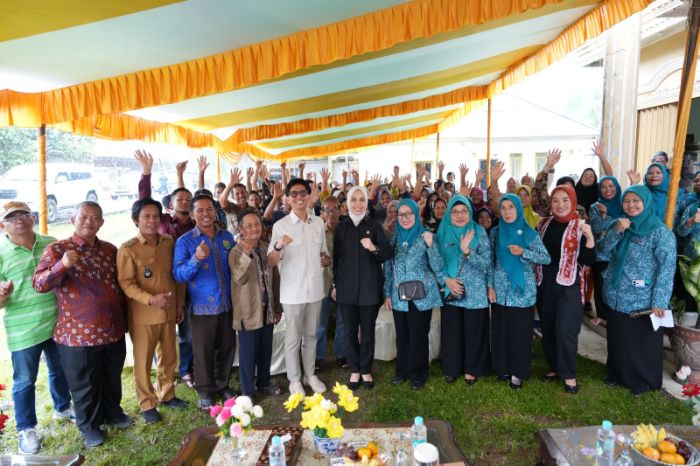Anggota DPRD Sumsel Dapil III Handry Pratama Putra gelar reses 11–17 Oktober 2025 di Kecamatan Pangkalan Lampam, OKI, serap aspirasi warga terkait jalan rusak, pendidikan, kesehatan, dan pertanian.