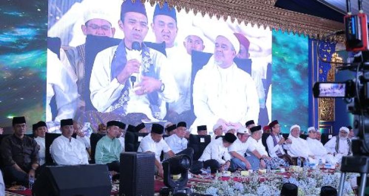 Ratusan jamaah menghadiri Salat Isya dan Tarawih di Graha Dakwah Al Halim Palembang untuk mengenang 40 hari wafatnya tokoh masyarakat Kms H.A. Halim Ali.