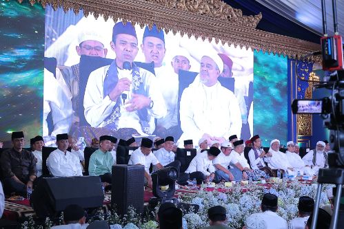 Ratusan jamaah menghadiri Salat Isya dan Tarawih di Graha Dakwah Al Halim Palembang untuk mengenang 40 hari wafatnya tokoh masyarakat Kms H.A. Halim Ali.