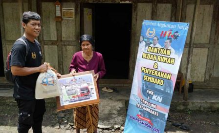 KAI Bandara dan Paguyuban Wartawan Kulon Progo Salurkan Bantuan Sembako dalam Rangka Hari Pers Nasional 2026. Foto: viralsumsel.com