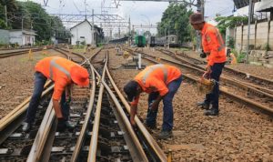 Merawat Jalur, Investasi Keselamatan: KAI Daop 1 Jakarta Ganti 33,9 Kilometer Rel dan 30 Wesel Sepanjang 2025. Sumber : viralsumsel.com