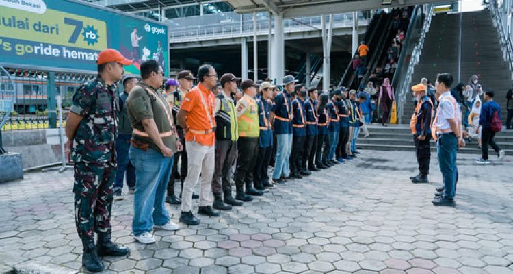 KAI Daop 1 Jakarta dan Komunitas Sadulur Spoor Ajak Warga Bekasi Berbudaya Disiplin di Perlintasan Sebidang. Foto: viralsumsel.com