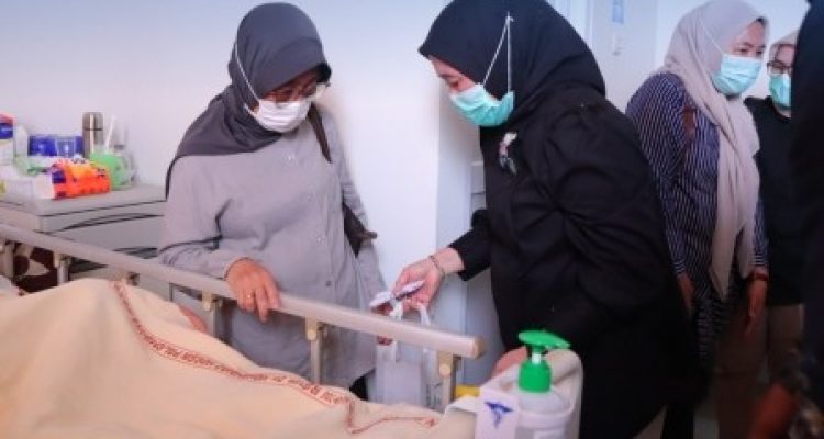 TP PKK Kota Palembang Tunjukkan Kepedulian, Dewi Sastrani Jenguk Kader yang Dirawat di RSUP Dr Mohammad Hoesin