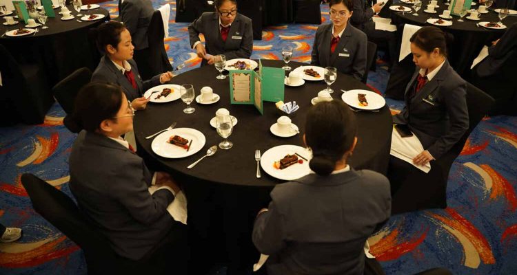 Langsung Terjun Bersama Industri, Program Hotel Management BINUS University Berikan Pengalaman Table Manner dan Operasional Hotel di Le Meridien, Jakarta. Foto: viralsumsel.com