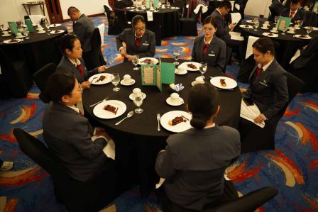 Langsung Terjun Bersama Industri, Program Hotel Management BINUS University Berikan Pengalaman Table Manner dan Operasional Hotel di Le Meridien, Jakarta. Foto: viralsumsel.com