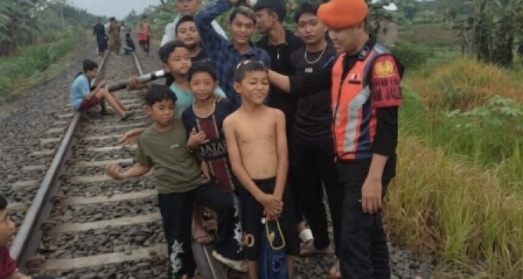 Jaga Keberkahan Ramadan, KAI Divre I Sumut Larang Vandalisme dan Ajak Masyarakat Hindari Ngabuburit di Jalur KA. Foto: viralsumsel.com