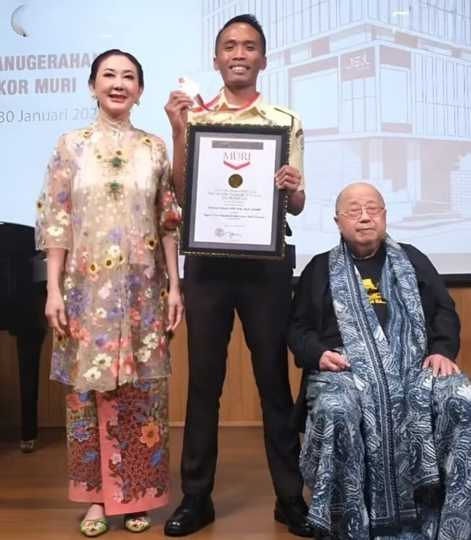 Membanggakan! Satpam BRI BO Tanjung Priok Region 6/Jakarta 1 Raih Rekor MURI sebagai Pembuat Karya Ilmiah Terbanyak. Foto: viralsumsel.com