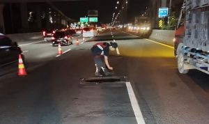 Perbaikan kondisi jalan di Ruas Tol Jakarta–Cikampek. Foto: viralsumsel.com