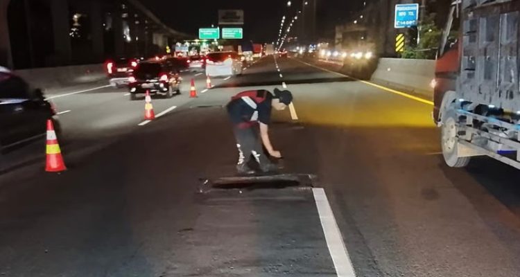 Perbaikan kondisi jalan di Ruas Tol Jakarta–Cikampek. Foto: viralsumsel.com