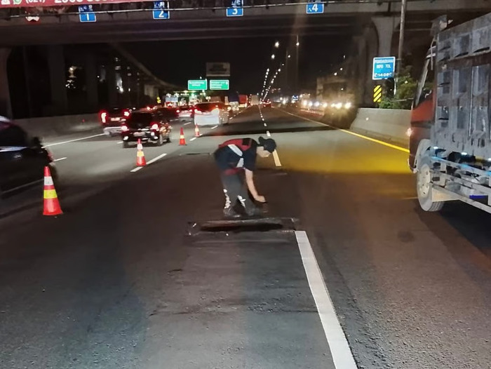 Perbaikan kondisi jalan di Ruas Tol Jakarta–Cikampek. Foto: viralsumsel.com