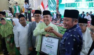 Ratu Dewa Raih Penghargaan Tokoh Pengayom NU Palembang di Resepsi Satu Abad Nahdlatul Ulama