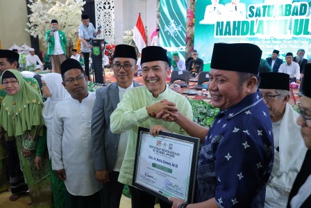 Ratu Dewa Raih Penghargaan Tokoh Pengayom NU Palembang di Resepsi Satu Abad Nahdlatul Ulama