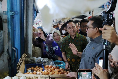 Ratu Dewa Dampingi Mendag Pantau Harga Sembako di Pasar KM 5, Pastikan Stok Aman Jelang Ramadan 1447 H