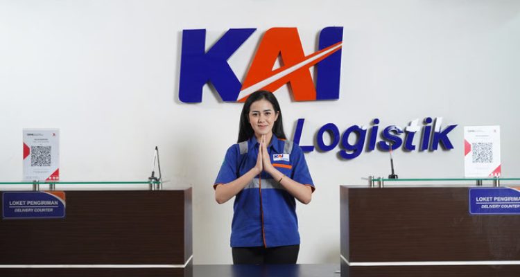 Rayakan Momen Hari Valentine, KAI Logistik Bagikan Cokelat Untuk Pelanggan. Foto: viralsumsel.com