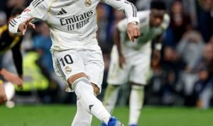 Real-Madrid-vs-Rayo-Penalty-Mbappe-LaLiga-Liga-SPanyol Penalti Dramatis Mbappe Bawa Real Madrid Tundukkan Rayo Vallecano 2-1