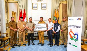 TJSL KAI Daop 1 Jakarta Salurkan Pompa Air ke Pemkot Cilegon. Foto : viralsumsel.com