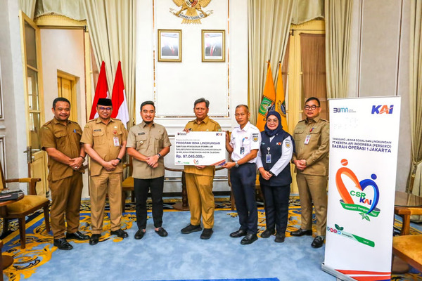 TJSL KAI Daop 1 Jakarta Salurkan Pompa Air ke Pemkot Cilegon. Foto : viralsumsel.com