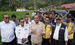 Tengah - Bapak Dody Hanggodo Menteri Pekerjaan Umum. Foto: viralsumsel.com
