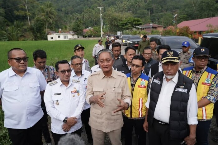 Tengah - Bapak Dody Hanggodo Menteri Pekerjaan Umum. Foto: viralsumsel.com