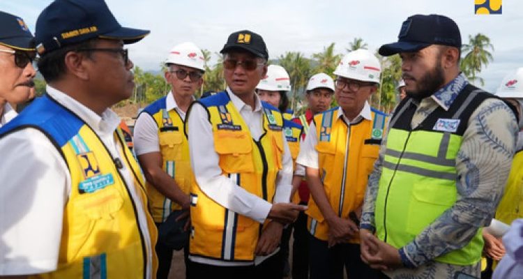 Tinjau Normalisasi Sungai Air Dingin Padang, Menteri PU Instruksikan Percepatan Penanganan dan Keterlibatan Masyarakat Melalui Program Padat Karya. Foto : viralsumsel.com