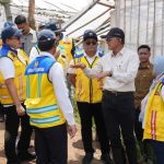 Tinjau Penanganan Longsor di Cisarua. Foto : viralsumsel.com