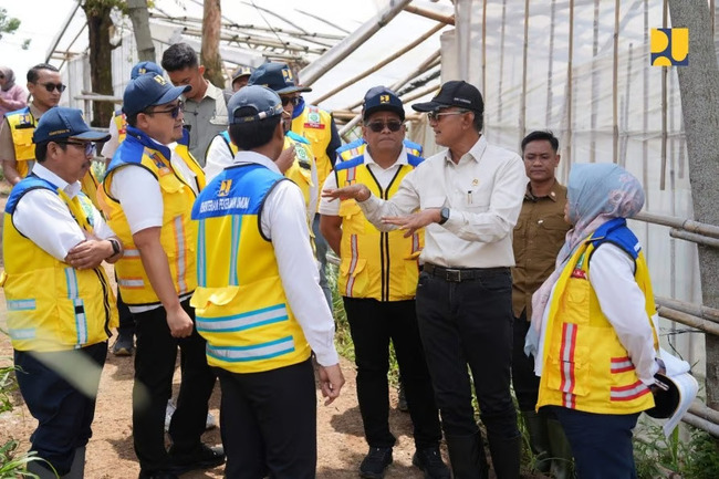 Tinjau Penanganan Longsor di Cisarua. Foto : viralsumsel.com