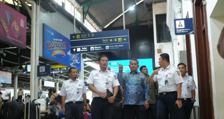 Wakil Menteri UMKM Apresiasi Pemanfaatan Ruang Bagi UMKM di Stasiun Yogyakarta. Foto : viralsumsel.com)