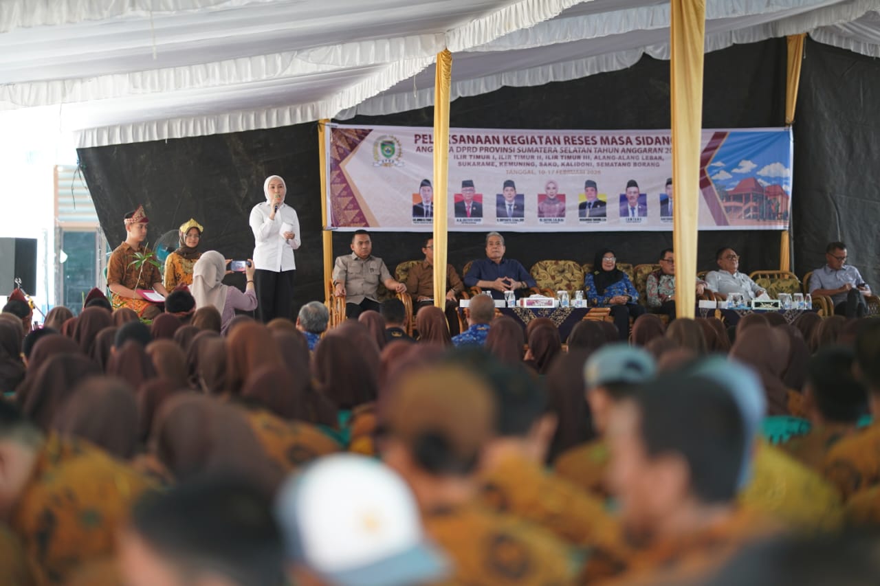 DPRD Sumsel gelar reses di SMKN 2 dan SMA Negeri 15 Palembang. Sekolah minta alat praktik modern, siswa soroti peluang kerja. Aspirasi akan dibahas di rapat paripurna dan diteruskan ke pemerintah terkait.