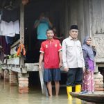 Naik Perahu Terobos Banjir, H. Ardani Tinjau Warga Terdampak di Desa Kayu Ara