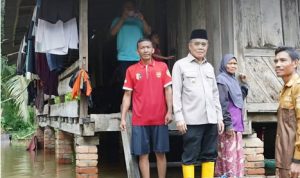 Naik Perahu Terobos Banjir, H. Ardani Tinjau Warga Terdampak di Desa Kayu Ara