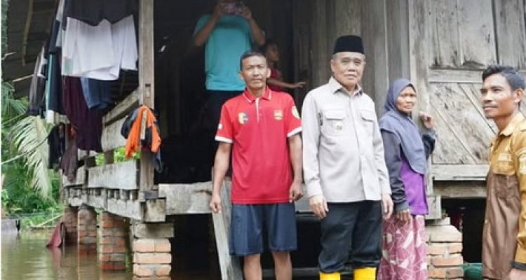 Naik Perahu Terobos Banjir, H. Ardani Tinjau Warga Terdampak di Desa Kayu Ara