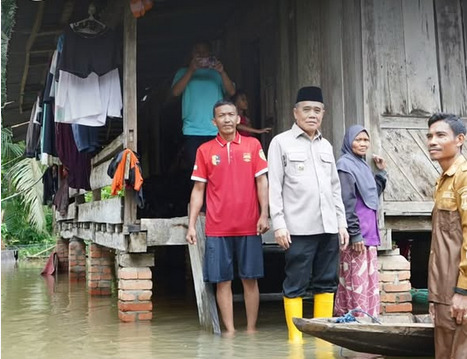 Naik Perahu Terobos Banjir, H. Ardani Tinjau Warga Terdampak di Desa Kayu Ara