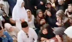 Jenazah H. Alex Noerdin Tiba di Rumah Duka, Keluarga Gelar Yasinan Sebelum Disalatkan di Masjid Agung Palembang
