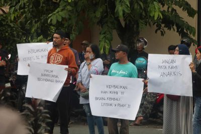 Tegaskan Kepemilikan Aset di Jalan Mawar, KAI Daop 9 Jember Imbau Warga Segera Lakukan Perikatan Kontrak. Foto: viralsumsel.com