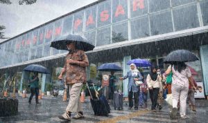 Musim Hujan, KAI Daop 1 Jakarta Bagikan Tips Naik Kereta Api agar Perjalanan Tetap Aman dan Nyaman. Foto: viralsumsel.com