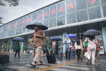 Musim Hujan, KAI Daop 1 Jakarta Bagikan Tips Naik Kereta Api agar Perjalanan Tetap Aman dan Nyaman. Foto: viralsumsel.com