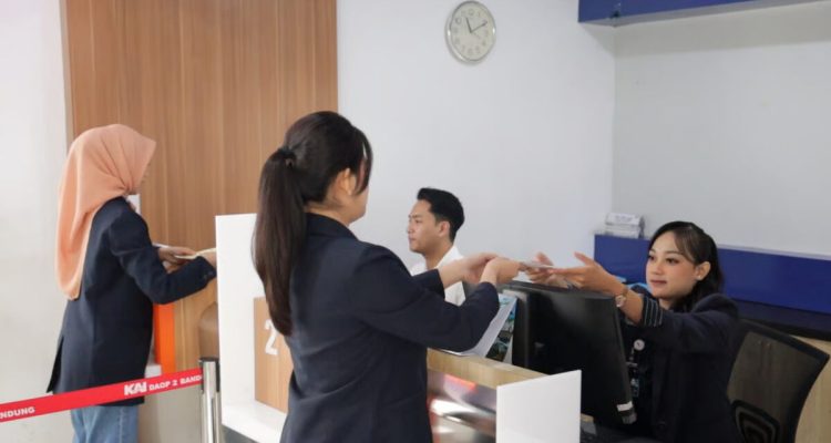 Tiket KA Lebaran 2026 Laris Manis, KAI Daop 2 Bandung Bagikan Tips Berburu Tiket Hari H. Foto: viralsumsel.com