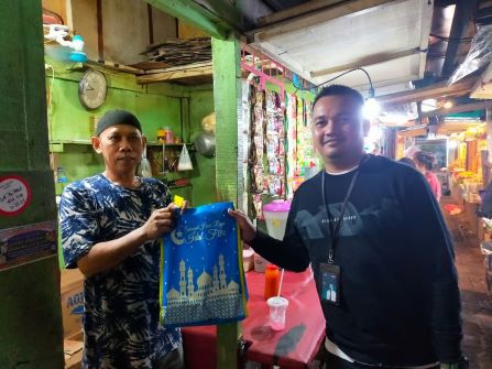 BRI Jakarta Kalimalang Salurkan Berkah Ramadhan Bagi Pedagang Pasar Inpres Pondok Bambu. Foto : viralsumsel.com
