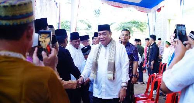 Safari Ramadan di Plakat Tinggi, Bupati Muba Wak Toha Berbuka Puasa Bersama Warga dan Salurkan Bantuan