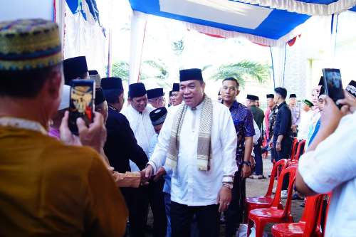 Safari Ramadan di Plakat Tinggi, Bupati Muba Wak Toha Berbuka Puasa Bersama Warga dan Salurkan Bantuan