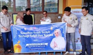 Anggota DPD RI Hj Eva Susanti Berbagi Takjil untuk Warga dan Pengendara di Palembang