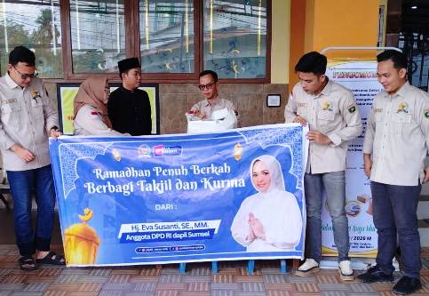 Anggota DPD RI Hj Eva Susanti Berbagi Takjil untuk Warga dan Pengendara di Palembang