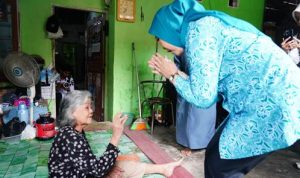 Feby Deru Bagikan Sembako kepada Warga Talang Kepuh, Peringati HUT ke-54 HKG PKK