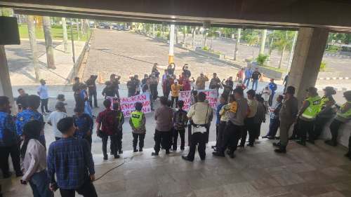 Dihadapan Aksi GMI, Yansuri Pastikan Pengadaan Fasilitas Miliaran di DPRD Sumsel Akan Dibatalkan