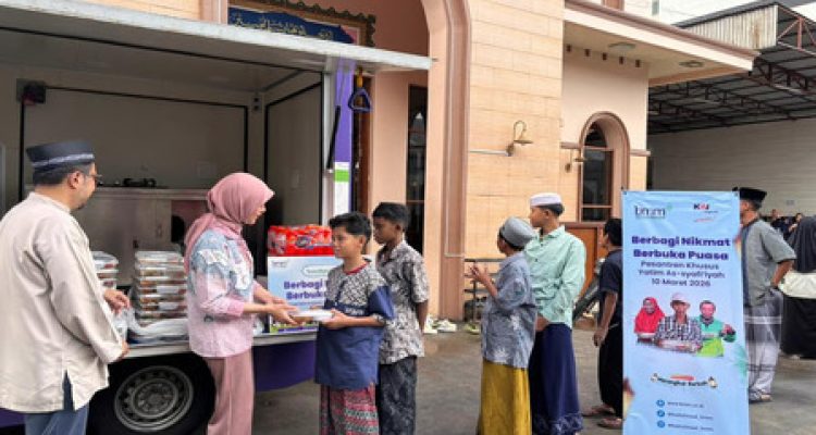 Hangatkan Suasana Ramadan, KAI Logistik Berbagi Ratusan Paket Berbuka Puasa. Foto : viralsumsel.com