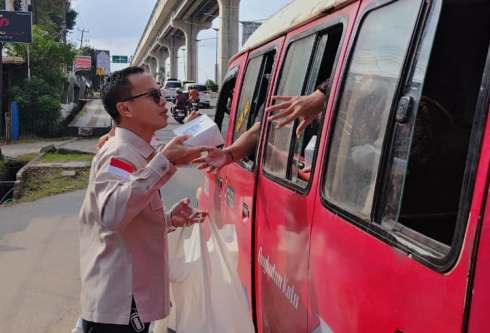 Anggota DPD RI Hj Eva Susanti Berbagi Takjil untuk Warga dan Pengendara di Palembang